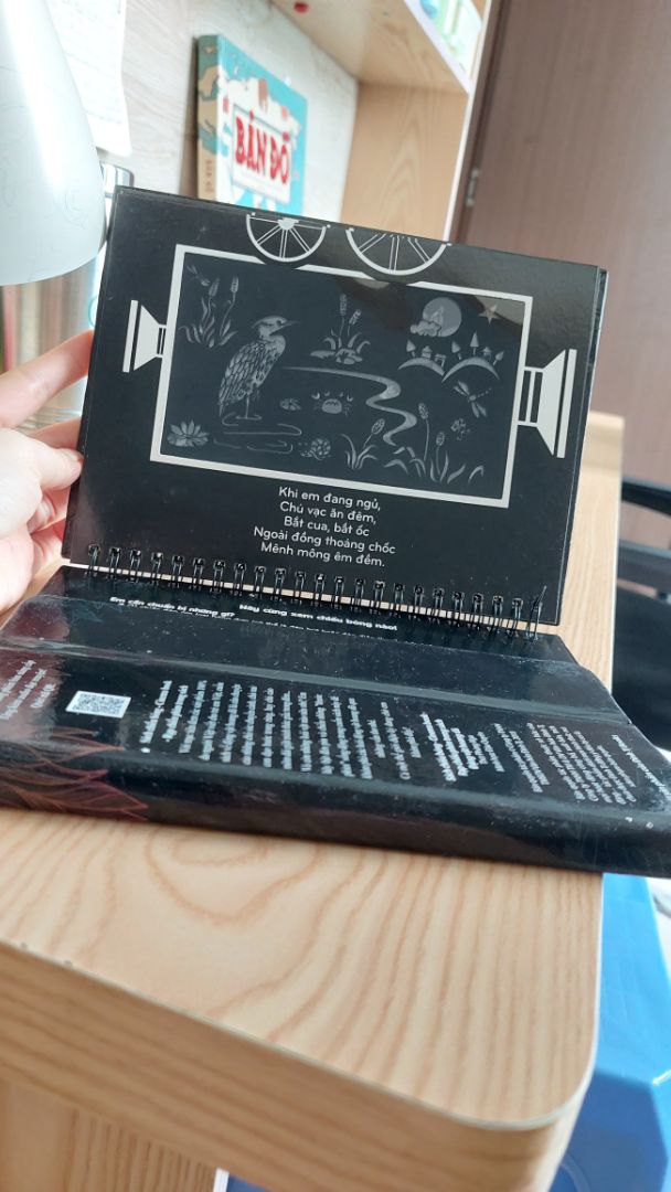 Mình dùng đèn flash nên hiệu quả ko ok lắm.
Chữ thì nhỏ, vừa chiếu đèn vừa banh mắt đọc ý nên mới dùng 2 lần là hơi chán rùi