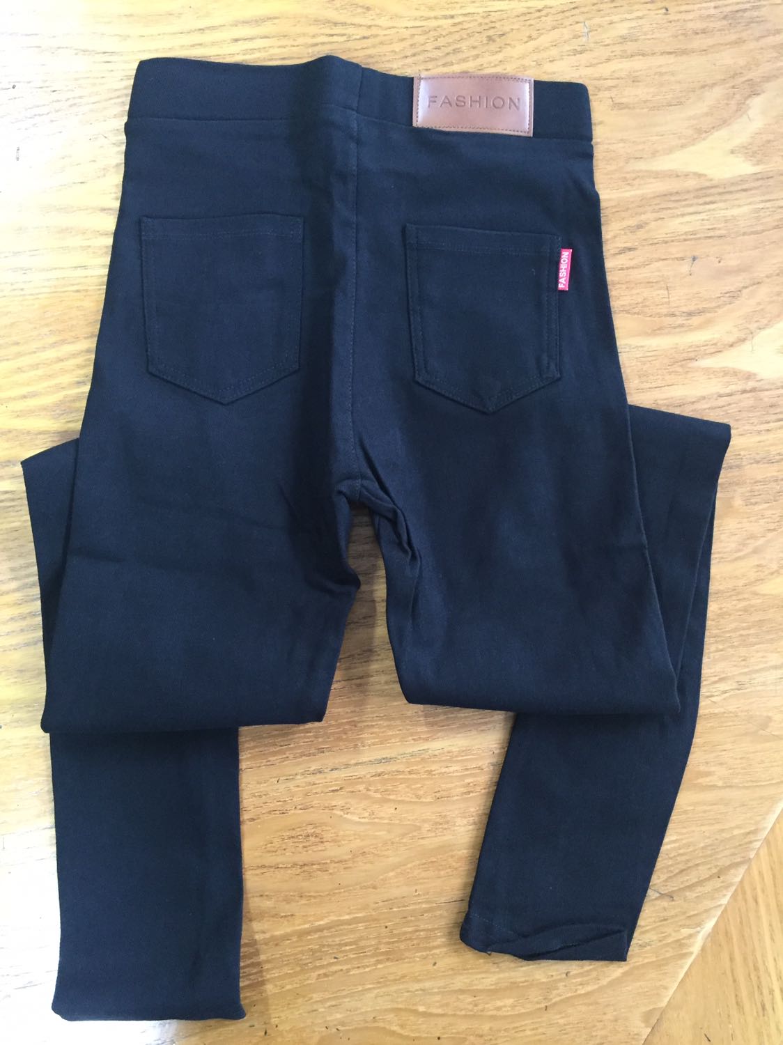 Không hài lòng về sản phẩm một chút nào luôn. Hàng giao không đúng mẫu. Hình đầu là hình mẫu, 2 hình còn lại là hàng thật nhận được. Chưa bao giờ thấy thất vọng về Tiki như lần này.