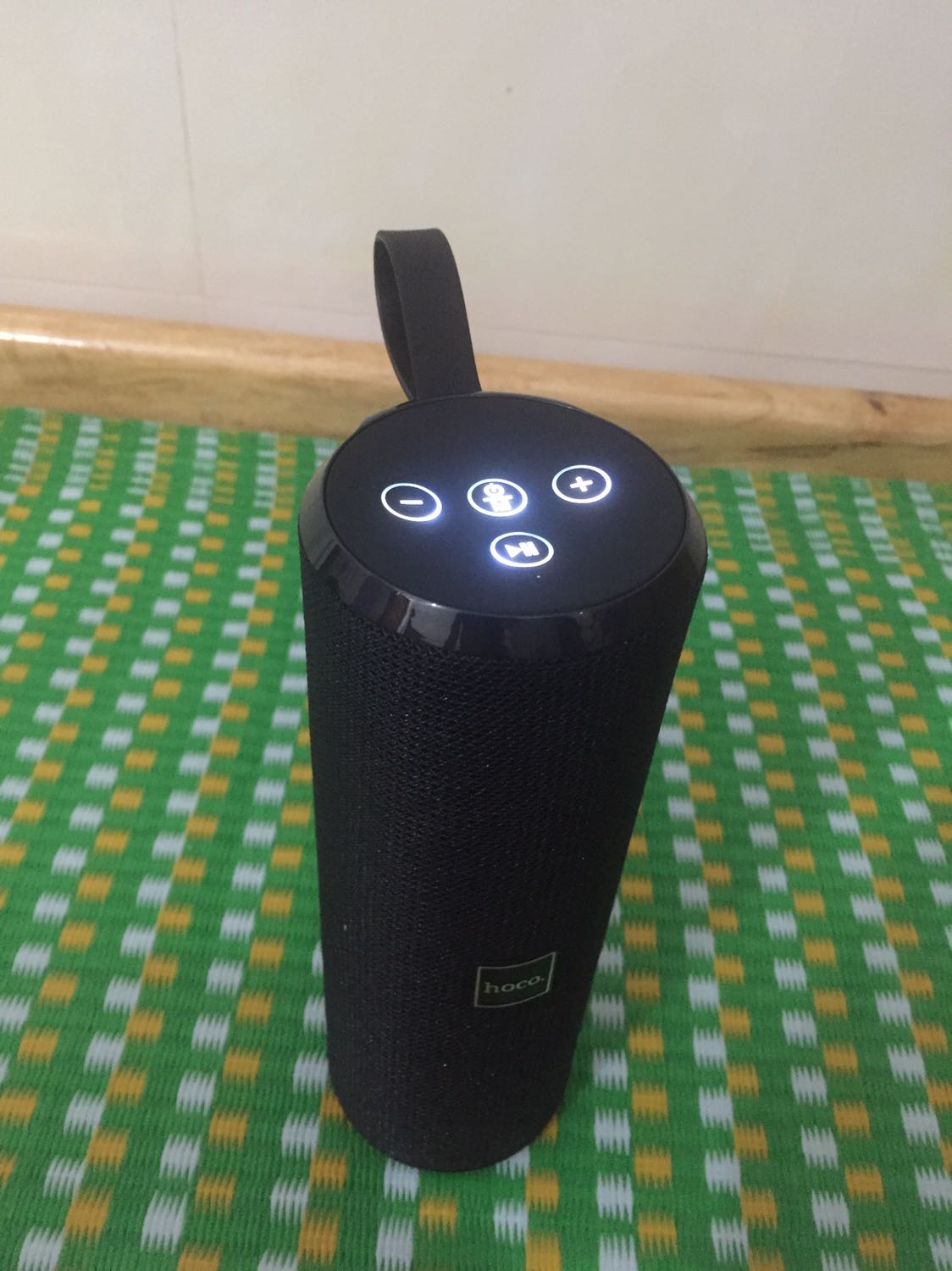 Loa bluetooth nhưng khi dùng bluetooth kết kết thì âm nghe ra khá dở. Nhưng khi cắm dây để kết nối thì nghe âm rất hay. Bass rất ấm, chất âm cao thì còn hơi chói. Thiết kết rất đẹp, pin khá trâu. Giao hàng đúng ngày. Vì loa bluetooth nhưng muốn nghe hay phải gắn dây khá rườm rà nên cho4 sao. Khi gắm dây thì âm k thể chê vào đâu dc