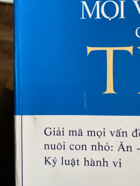 Sách bị xước và bẩn cả bìa lẫn giấy