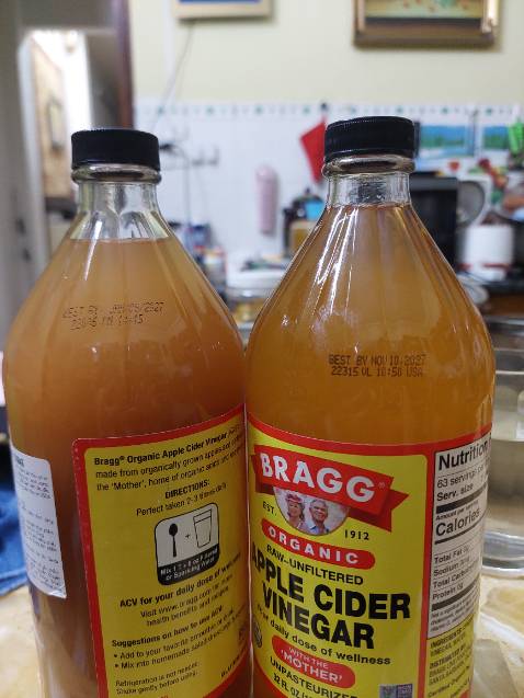 Có vẻ như  hàng nhái, chất dấm mờ đục,không trong và ánh màu nâu như hàng thật đã từng mua trước đó. Chữ in HSD cũng mờ nhạt không sắc nét như hàng thật. Lỡ lấy ra và bỏ thùng rác thùng cacton đóng gói chứ không sẽ trả hàng lại.  May mình còn 1 chai,sợ hết nên mua để dành mà thấy khác quá