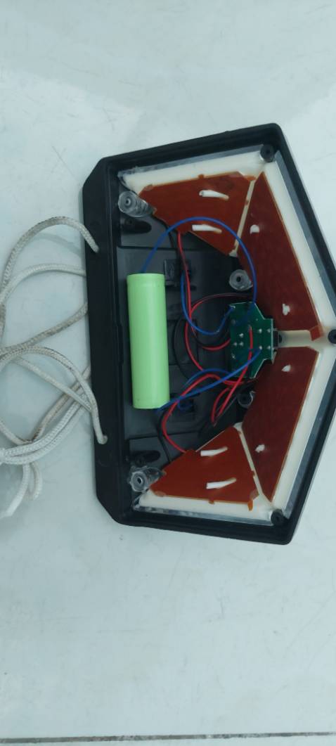 pin thì nhỏ quá.phải thay pin to hơn mới sáng  ok.nha shop .tốn tiền mua thêm cục pin