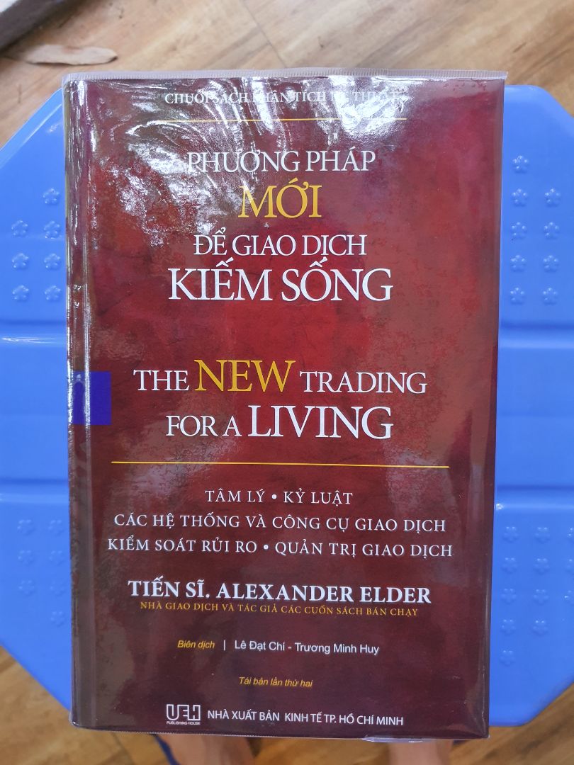 Kiểm soát tâm lí trong giao dịch chứng khoán là một trong những yếu tố quan trọng nhất mà mỗi nhà giao dịch cần phải có để tồn tại được trên "chứng trường". Quyển sách sẽ cung cấp cho các bạn phương pháp để kiểm soát nó