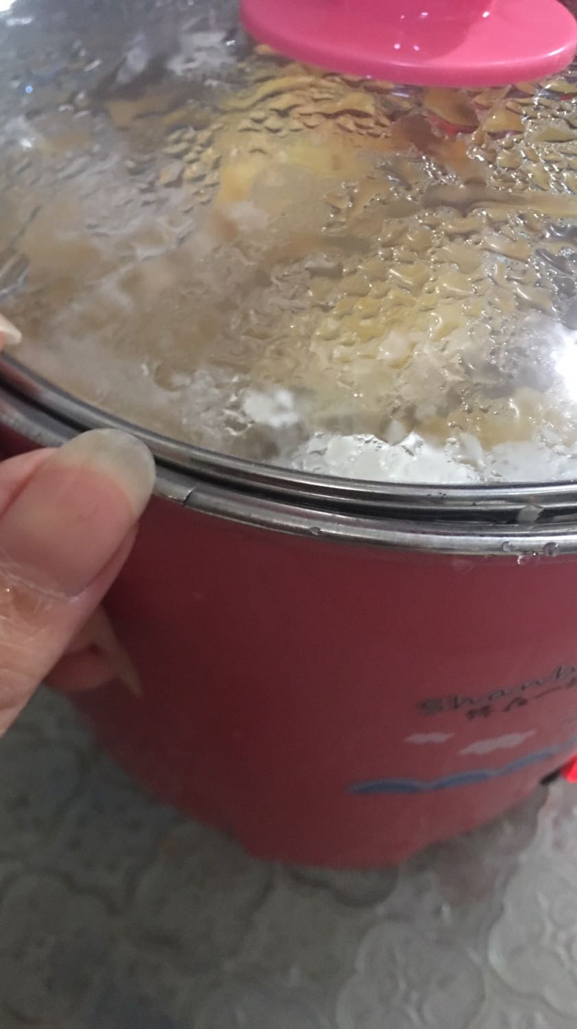 Sứt miệng 1 ít
Nhựa bọc bên ngoài kém chất lượng