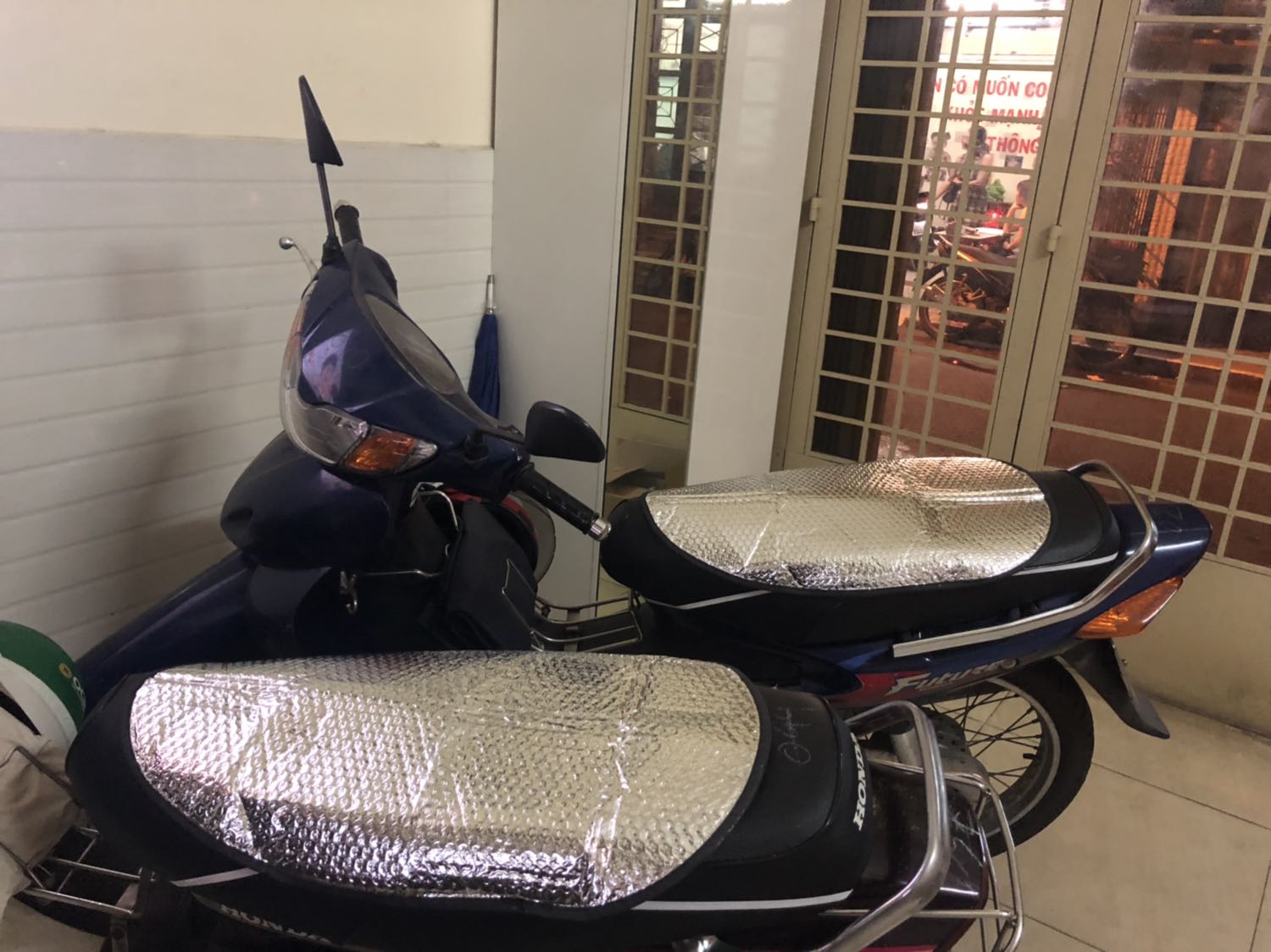 Thảm ngắn hơn yên xe, mình bọc để tránh mèo cào mà cũng không che được hết yên xe.