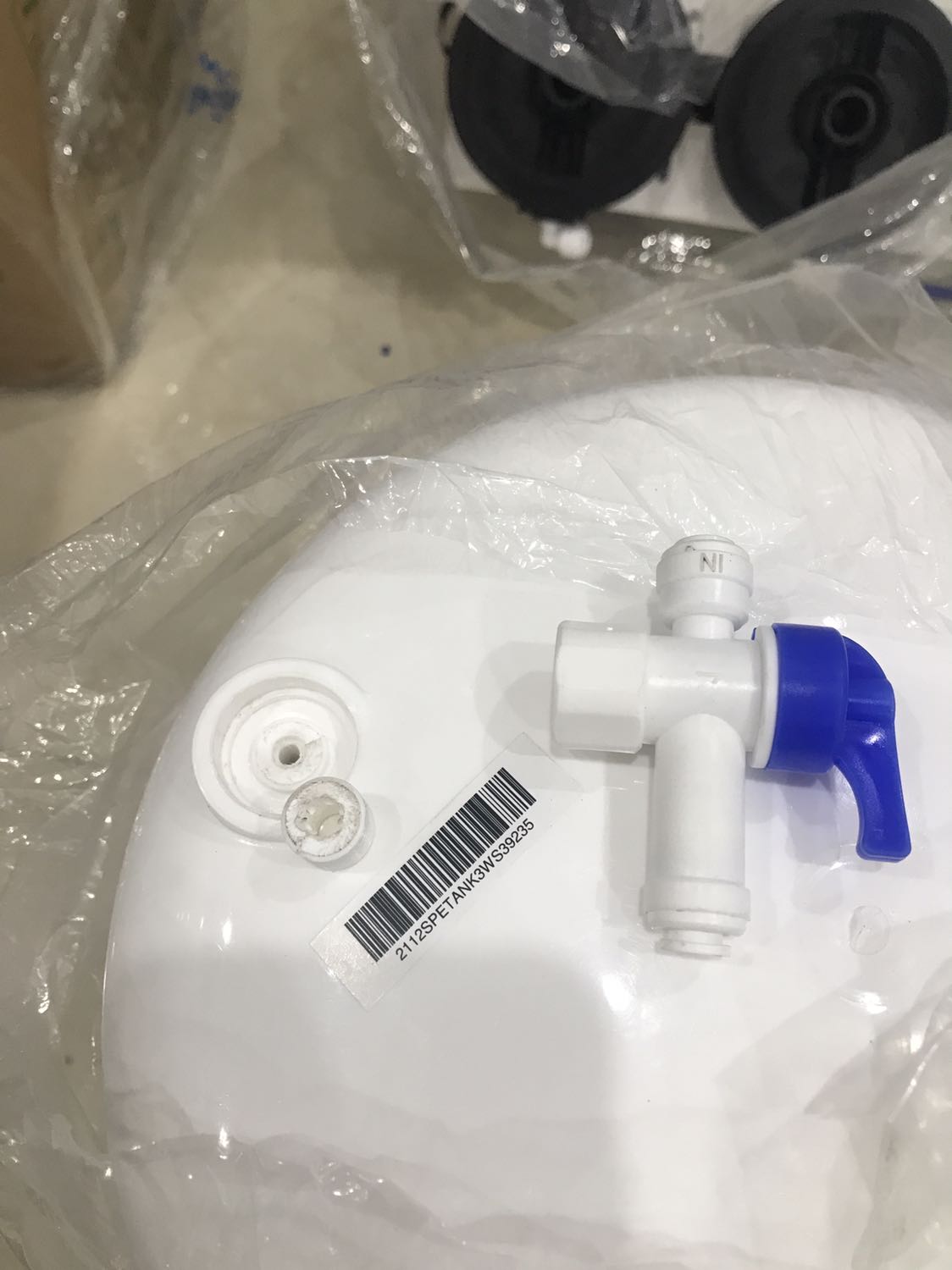 Sản phẩm và dịch vụ lắp đặt không đáng 1 sao. Mua mới hết hơn 4 triệu, nhân viên kỹ thuật Tiki đến lắp máy làm gãy van ở bình áp xong phải lập biên bản đổi bình áp. Ngày hôm sau bên giao vận giao lại 1 bình áp khác, nhân viên kỹ thuật lắp xong nhưng nước chảy rất yếu. Gọi điện lại cho nhân viên kỹ thuật lắp của Tiki thì đổ lỗi này nọ, kêu khách hàng tự liên lạc bảo hành của Kangaroo. Gọi điện cho bên Kangaroo thì một bạn kỹ thuật đến lại tháo đổi một bình áp mới và áp lực nước chảy ra vẫn rất yếu. Bạn kỹ thuật bên Kangaroo báo giờ máy hãng đều yếu như vậy. Thật sự không còn lời nào để mô tả cho sản phẩm này. Tệ từ nhân viên lắp đặt của Tiki cho đến chất lượng sản phẩm. Một sản phẩm có giá trị cũng không hề rẻ nhưng cảm giác như bị *** vậy