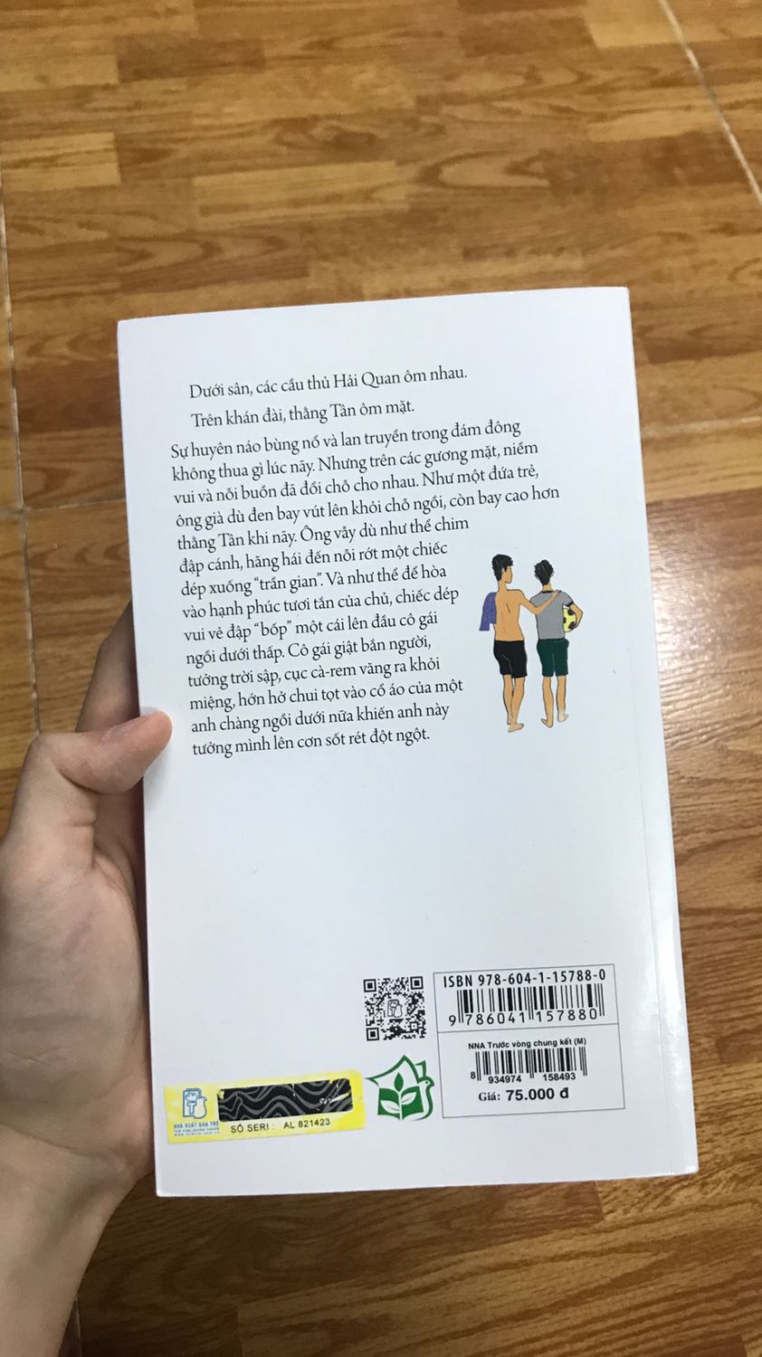Sách không bọc nhưng đẹp và mới, shipper thân thiện. 
Thoạt đầu quyển này miêu tả diễn biến trận đấu là nhiều nên những người như mình (không yêu thích đá banh) có thể không có hứng đọc lắm nhưng càng về sau càng nhân văn. Mình hiểu được là tinh thần thể thao như thế nào, trọng tài cũng không phải dễ làm. Góc nhìn từ vài khán giả theo dõi trận đấu thiên vị cho đội mình thích nên không buông lời thoá mạ trọng tài và những cầu thủ sơ sẩy trên sân bóng. Với những người nghĩ giỏi thể dục thể thao thì không cần phải học tốt ở trường thì sai hoàn toàn, nó không chỉ đơn giản là sự luyện tập hằng ngày mà còn có những kiến thức toán học,... khác khi tìm hiểu về bóng đá. Nếu không học thì đọc những từ đó sẽ không hiểu được.