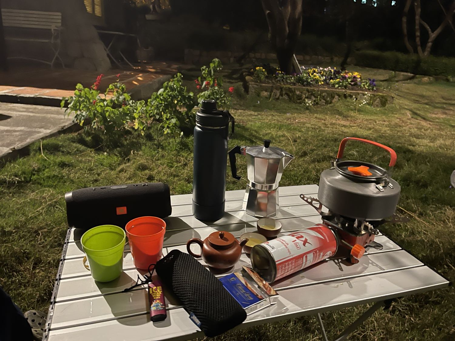 hàng giao đúng hẹn . cho kiểm tra mà không cho thử , phải chấp nhận lấy lắp pin vào mở lên kêu ào ào kho nghe . Nhân viên khó chịu nói chung mua hàng của ti ki  khách hàng phải chịu thiệt