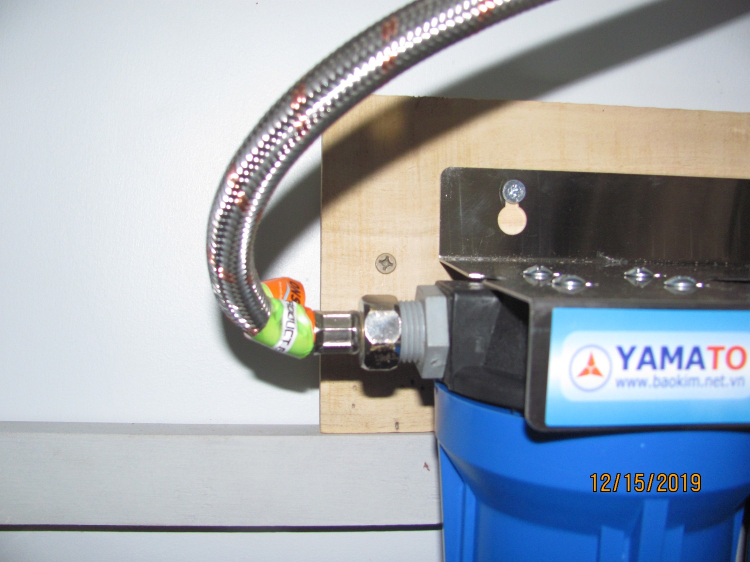 Bộ lọc nước bị rỉ ở bình số 2 và 3, riêng ở 2 đầu In và Out thì không bị rỉ.  Tôi gởi kèm tất cà 5 hình để Tiki nhận xét.

Yêu cầu gởi người tới nhận hàng trã về.  Đây không phải là lổi của tôi!