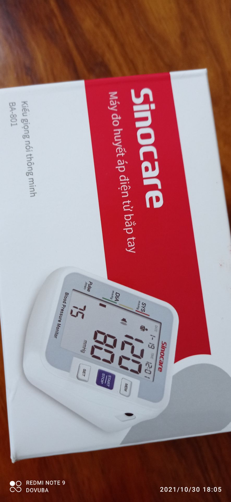 Tốc độ giao hàng nhanh, đúng mẫu mã như hình ảnh, trông bên ngoài khá đẹp và sang. Hàng còn nguyên seal. Trọn bộ gồm 1 máy có thông báo bằng tiếng việt, 1 cái quấn tay, 1 hướng dẫn và 4 pin aa alkaline.