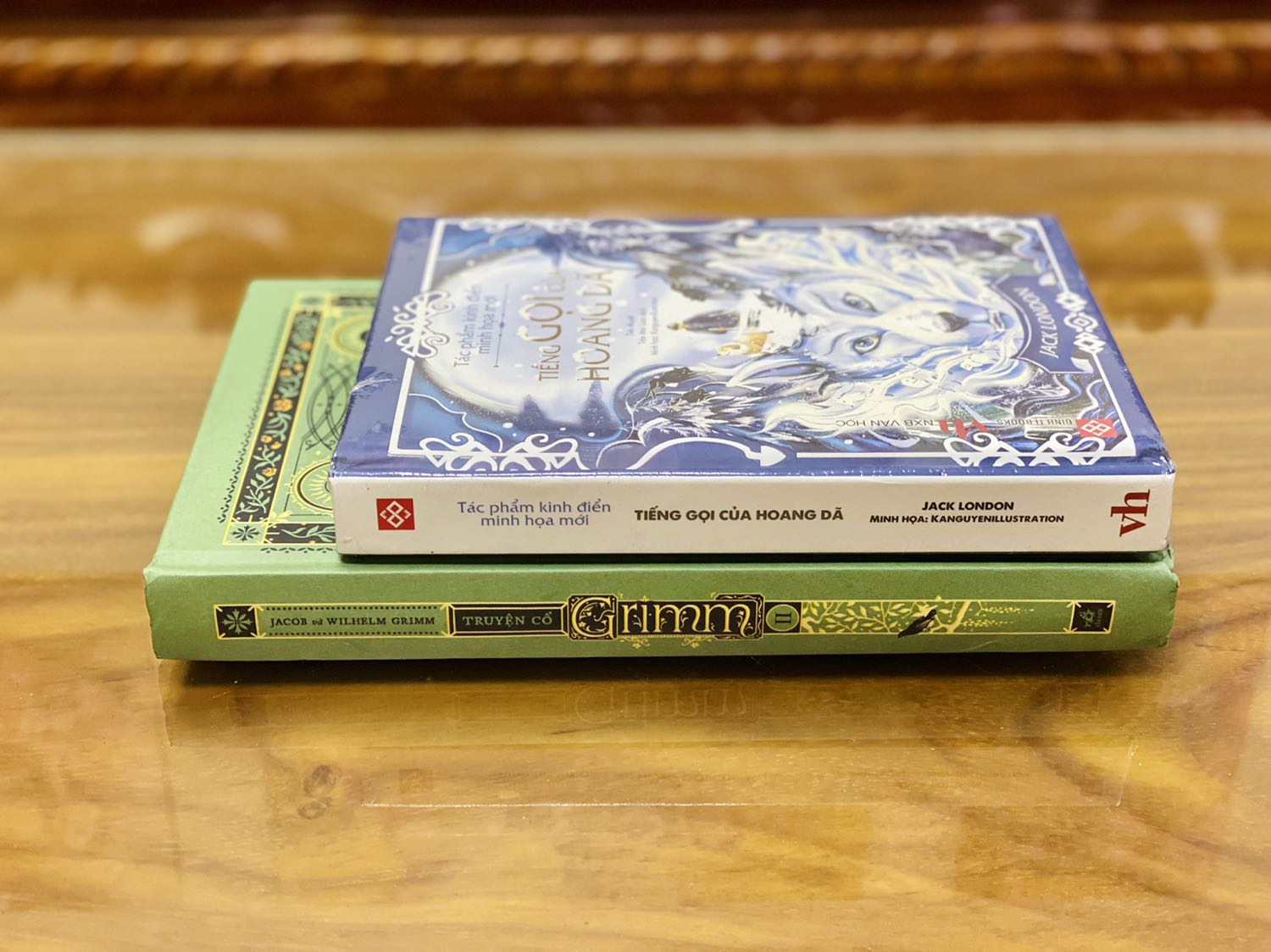 - Tiki giao hàng sớm hơn dự kiến 2 ngày. Hộp khá vừa vặn với sách, đơn 2 quyển nhưng chỉ 1 quyển được bọc màng co.
- Sách bìa cứng, khổ vừa, thiết kế bìa đẹp, chất lượng giấy ổn, có ảnh mình họa trắng đen theo từng câu chuyện. 
- Tuy nhiên trong quá trình bảo quản/vận chuyển các góc sách bị móp nhẹ, ruột sách bị gợn sóng làm ảnh hưởng đến thẩm mỹ của sách. Có thể vì lý do này nên giá sách giảm một nửa. Nhìn chung mình khá hài lòng với sản phẩm.