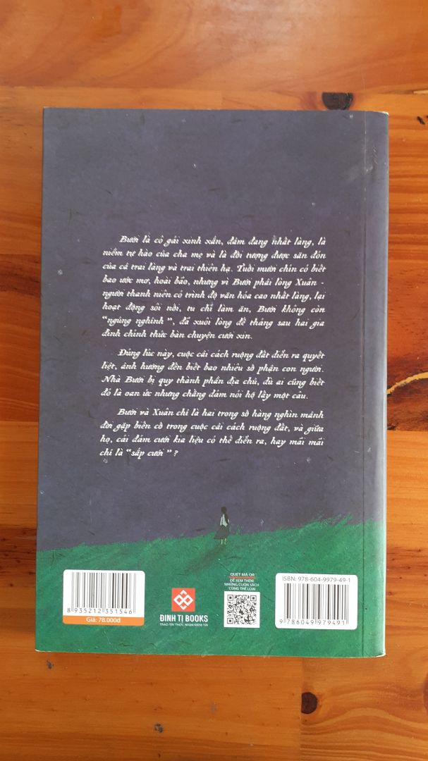 Câu chuyện xoay quanh tình cảm của Bưởi và Xuân ngay trong thời điểm cuộc cải cách ruộng đất đang diễn ra. Tuy chưa đủ để đưa người đọc đến với một tình huống cao trào nhưng tác giả đã thành công trong việc khai thác hình ảnh làng quê Việt Nam cuối những năm 1950 một cách chân thực và rõ nét.