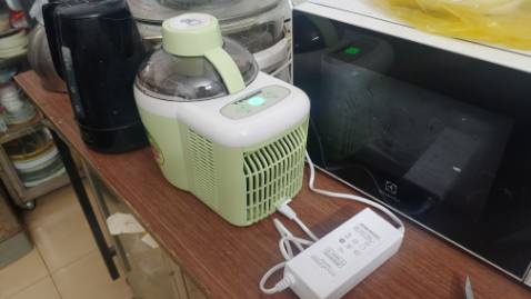 Máy dùng ok. Khác với các loại máy của các hãng cao cấp khác, máy này có chức năng tự làm lạnh kem khi đánh, các hãng khác phải bỏ xô kem vào ngăn đông của tủ lạnh.