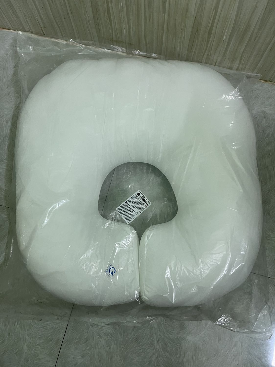 Hàng được đóng gói quấn sơ sài, hở đầu, túi ni lông bọc gối bị dơ và lủng lỗ, gối phòng sẵn không còn hút chân không.