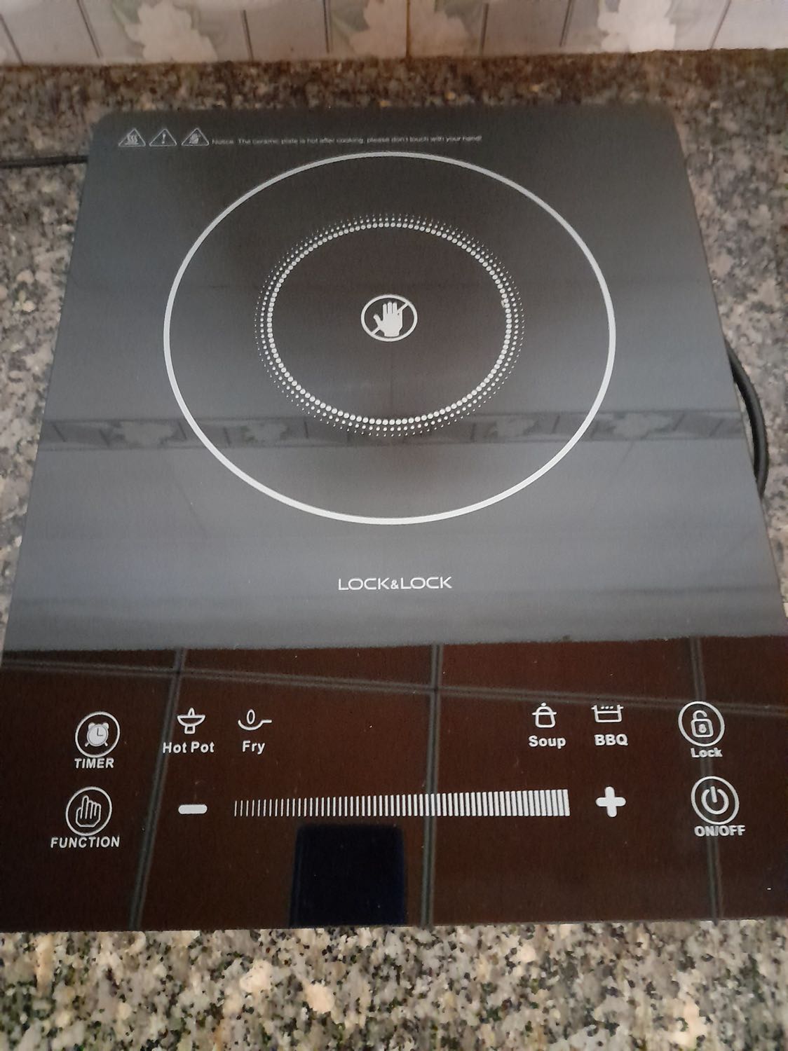 Tiki giao hàng nhanh, đóng gói cẩn thận. Bếp giao nguyên vẹn, không hư hỏng j. Bếp nóng nhanh, màn hình hiển thị rõ, không bị lỗi. Quạt quay hơi lâu xíu. Mua bếp đc tặng kèm bình giữ nhiệt nữa. Sản phẩm tốt nên mua nhé! Tiki giao hàng nhanh, đóng gói cẩn thận. Bếp giao nguyên vẹn, không hư hỏng j. Bếp nóng nhanh, màn hình hiển thị rõ, không bị lỗi. Quạt quay hơi lâu xíu. Mua bếp đc tặng kèm bình giữ nhiệt nữa. Sản phẩm tốt nên mua nhé!