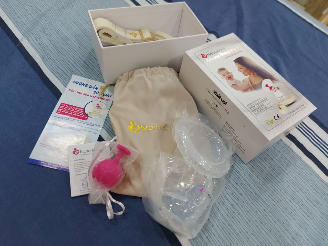 Giao hàng siêu nhanh, tối qua mình đặt mà sáng nay đã giao đến rồi. Cảm nhận khi mở hộp, nhỏ gọn, tiện lợi với đầy đủ phụ kiện. Sau khi dùng thử, cốc bám dính, hứng và hút sữa tốt, mình đi lại, ôm con thoải mái. Lượng sữa lấy được thì cũng gần tương đương so với máy hút nhưng thời gian thì hơi lâu nhé. Do vậy, tùy mục đích và công năng sử dụng mình thấy đây là 1 sản phẩm đáng mua vì tính tiện lợi, an toàn và hữu ích cho mẹ và bé không mất sức.