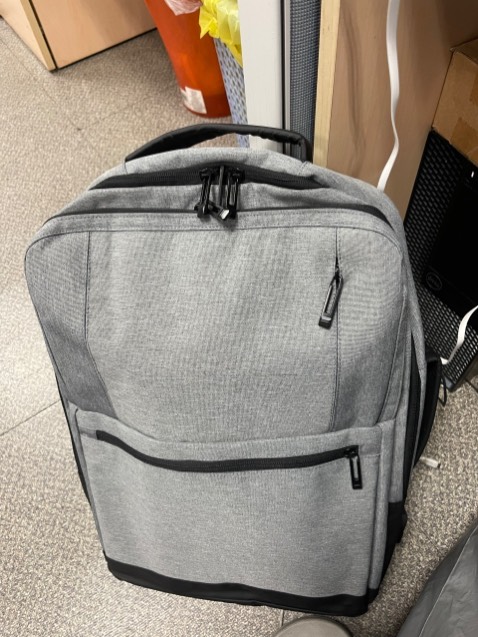 Đặt màu xám đen shop giao xám trắng. Vải không dầy cứng.