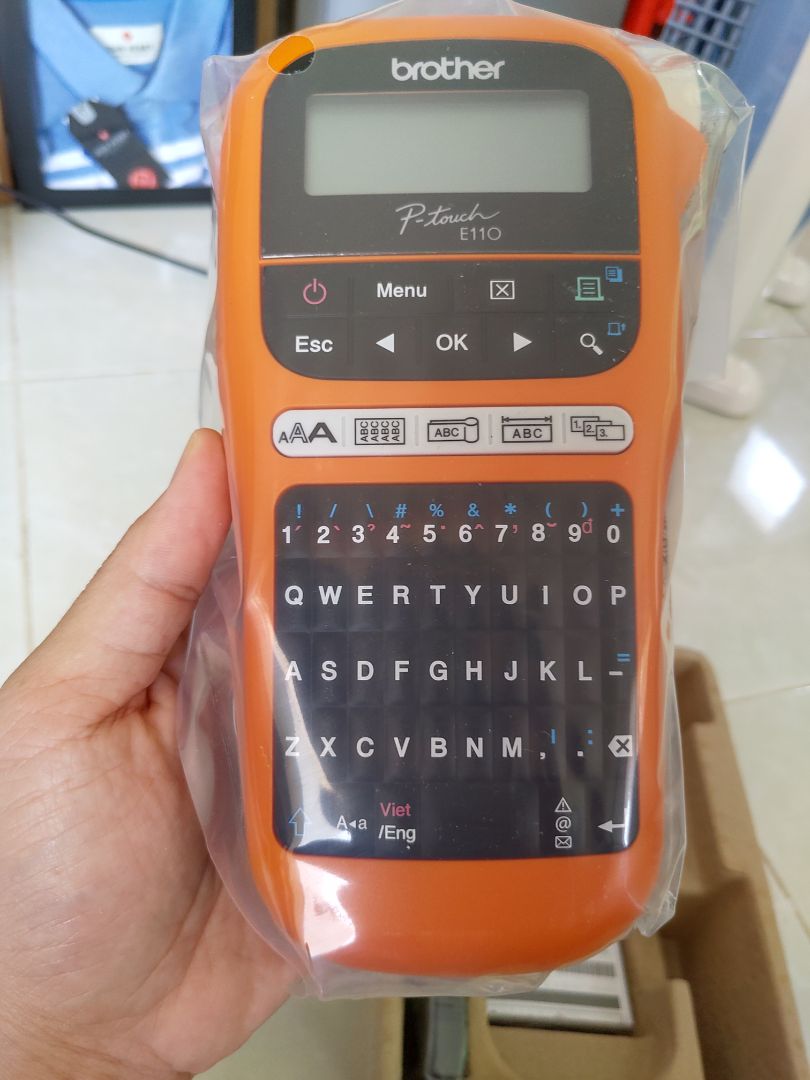 Giao hàng nhanh, mình đặt 2 ngày là có. Hàng nhập khẩu chính hãng Brother. Tặng kèm 1 cuộn nhãn 9mm. Người dùng phải mua 6 pin AAA hoặc mua adapter rời để cấp nguồn cho máy.
Tuy nhiên điều khó chịu nhất mà mọi người mua máy nên lưu ý là hầu hết máy in nhãn Brother đều in rất phí nhãn (mỗi lần in nhãn sẽ có 1 khoảng thừa 25mm ở đầu tiên, phải dùng kéo cắt bỏ đi).  Có một số setting để hạn chế điều này nhưng nhìn chung đã dùng máy Brother thì phải chấp nhận. Đối với máy in nhãn thì thật ra họ bán cuộn nhãn là chính. Giá một cuộn nhãn chính hãng xấp xỉ 300k, khá mắc. Mọi thứ còn lại máy đều làm rất tốt. Cho 4 sao. ;))