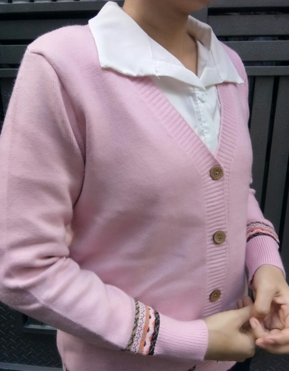 kiểu dáng dễ thương, chất liệu tốt, tiki giao hàng nhanh lắm. Tôi mặc vừa theo cân nặng miêu tả của áo này, rất hài lòng. Cám ơn .