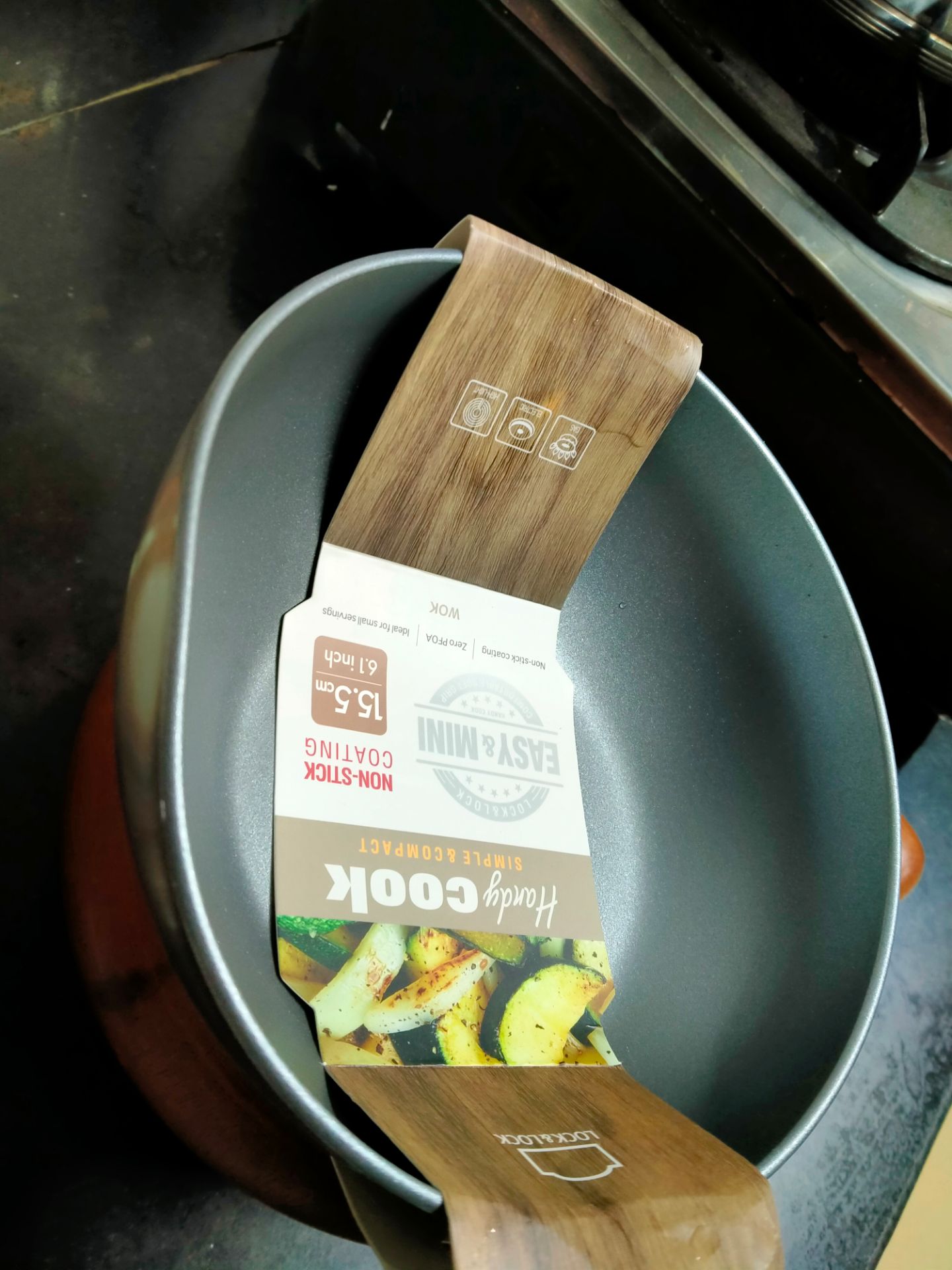 mình đã mua chảo ở đây 1 lần rồi ,dùng thấy được nên hôm nay đặt thêm 1 cái nữa mà chắc do vận chuyển bị móp méo,giao hàng thì gắt gỏng,khó chịu,haizz