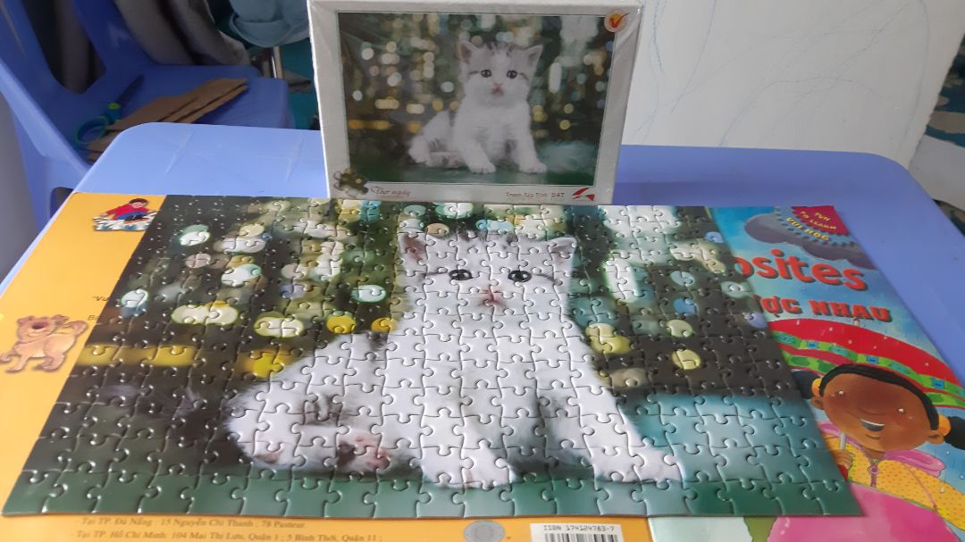 bộ này tuy nhỏ ít miếng ghép nhưng độ khó cao, mò mẫm hết 1 ngày mới xong. hình ảnh trên miếng ghép đẹp. độ khớp các miếng ghép hơi lỏng nhưng giá rẻ nên rất hài lòng