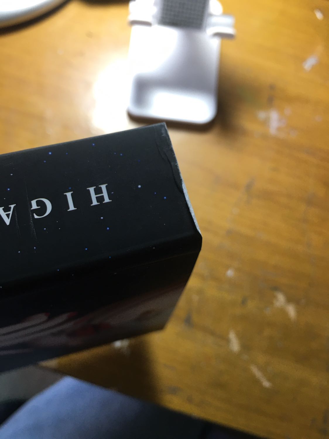 Tiki gói hàng và giao hàng rất nhanh, mình mới đặt hôm qua thì hôm nay đã nhận được rồi ạ. Tuy nhiên khâu khói không cẩn thận, ko có bọc chống sốc, sách thì bị trầy xước khá nhiều và còn bị quăn góc nữa huhuu. Nhưng vẫn cho tiki 5 sao để khuyến khích. Về phần nội dung của Ảo dạ thì munhf có đọc sơ qua review thấy nó khá giống với cuộc đời của Yukiho trong Bạch dạ hành, tuy nhiên nữ chính trong Ảo dạ mình cảm thấy tính cách và con người cô ấy có phần cay nghiệt và nhẫn tâm hơn.