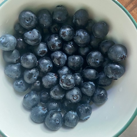 Một cuốn sách quá tâm huyết nữa của bác sĩ Dr. Greger, "How not to age - Phương pháp khoa học để khoẻ mạnh hơn khi già đi". Đây là một trong những cuốn đáng đọc nhất trong đời của mình, trong hàng trăm cuốn mình đã đọc. Tại vì nó ảnh hưởng trực tiếp đến sức khoẻ của bản thân, gia đình của mình và cả thế hệ con cháu của mình mai sau. Khi mình có sức khoẻ thì mình mơ ước nhiều, khi nó mất đi thì chỉ còn một mơ ước làm sao cho mình khoẻ lại. Nếu k bảo vệ sức khoẻ ngay từ bây giờ, nó sẽ lấy đi bằng hết tài sản mà khó nhọc bạn và mình có được, cộng thêm nỗi đau thể xác, tinh thần của cả gia đình. Từ hồi giờ bạn và mình ăn theo cảm tính, thích gì ăn nấy, ăn theo tôn giáo, theo truyền thống, theo các chế độ ăn abcxyz nào đấy...được các tập đoàn thực phẩm, dược truyền bá và dắt mũi chỉ vì lợi nhuận. Đó là lý do tại sao bệnh tật càng nhiều, càng nguy hiểm và khó lường. Nay nhờ các nhà khoa học nghiên cứu về bệnh tật và tâm huyết của Bs Greger tập hợp lại và viết thành sách, bạn và mình đã có được chế độ ăn chứng minh theo khoa học, giúp phòng ngừa, chữa trị và thậm chí đảo ngược các bệnh phổ biến hiện nay. Kiến thức cần được áp dụng để nhận được kết quả. Sau khi biết đến bác sĩ, mình đã áp dụng 2 năm nay và sức khoẻ mình tốt hơn bao giờ hết . Hãy mua để có kiến thức, kiên trì thực hành để có sức khoẻ tráng kiện bạn nhé!!!😊