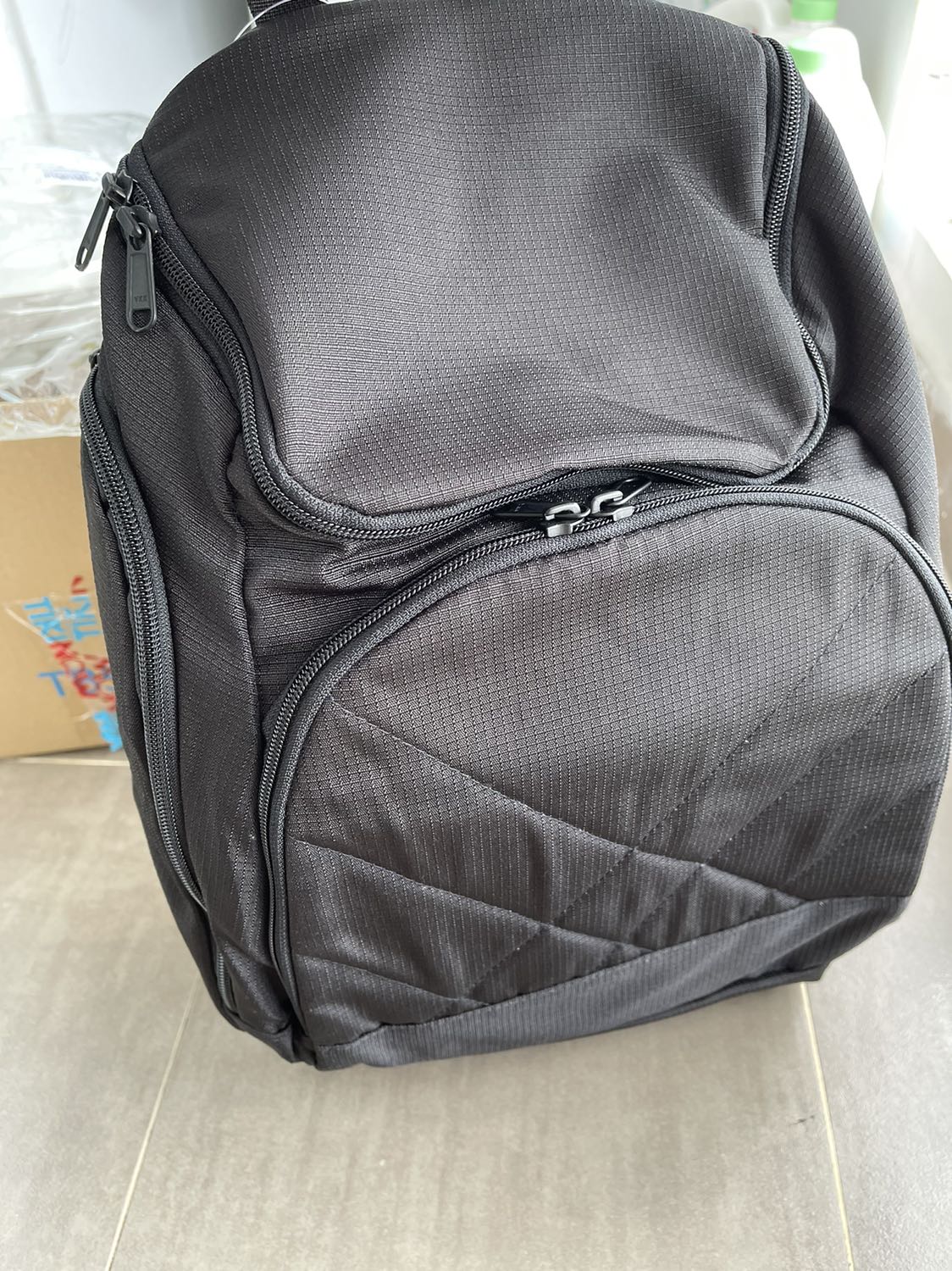 Chời ơi nhìn xịn xò lắm luôn,  nam nữ đeo đều ok luôn, mua để laptop đi công tác mà nhin kiêu nay dễ xài chăc mẹ bỉm sưa đi đâu bỏ đồ cho con chăc cũng ok luôn ạ
Shop đóng hàng đẹp giao hang siêu nhanh, sẽ tiếp tục ủng hộ