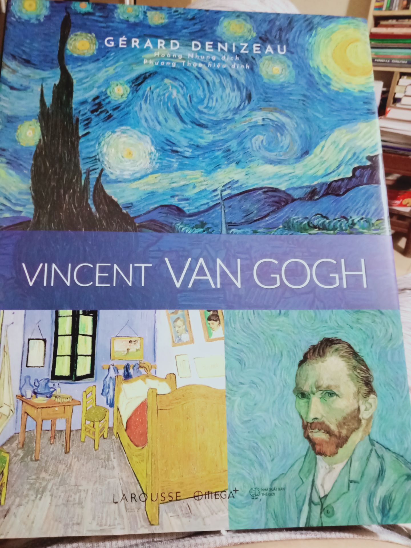 Sách in màu đẹp, hơi mỏng, cỡ chữ hơi to, từ lúc có tranh minh họa thì vừa mắt hơn. 
Chưa thể nói là một quyển sách sâu sắc nhưng về cơ bản đã "xem" được những mốc chính trong cuộc đời họa sĩ thiên tài và lí do cho những hành động của ông. Than ôi, là người bình thường chắc chắn cũng là hạnh phúc vì thiên tài hẳn phải chịu qua vô số giày vò giống như gốm sứ nung mới đúc kết nên 2 chữ ấy
Giao hàng nhanh, 4 tiếng đã giao, free ship, thật tuyệt
Dù là cuốn sách hay nhưng có lẽ m sẽ ko mua quyển khác cùng tác giả. có thể vì bố cục và văn phong ko hợp mình lắm. có thể do hơi thất vọng vì người ta tung hô quá :)