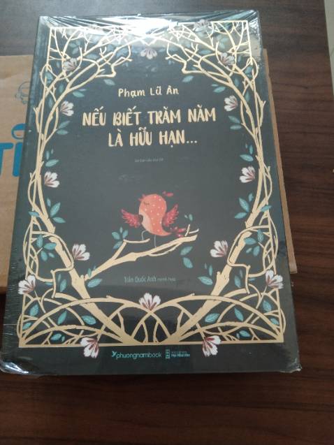 Đóng gói không cẩn thận, móp hết cả góc sách. Đối với những người yêu sách, đây là điều rất tệ.
