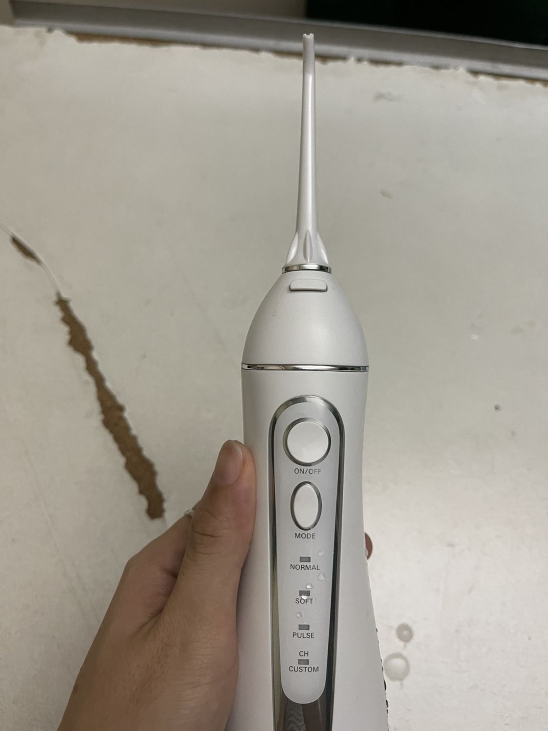 Lần đầu xài tăm nước nên cũng hơi bối rối. Thấy loại này đang sale và review cao nên chọn luôn. Tăm nước này có 2 đầu y chang nhau chớ không phải 2 đầu cho 2 chức năng như một số loại khác. Lực phun rất mạnh. Nếu ai nướu nhạy cảm như mình thì xài cẩn thận. Lần đầu tiên sẽ bị chảy máu nướu dù xài chức năng nhẹ nhất. Từ từ sẽ quen. Thích nhất là làm sạch được chỗ 2 cái răng khôn mọc lệch. Còn mấy răng khác thì cũng có thể xài chỉ nha khoa được. Nói chung với tầm giá là hài lòng!