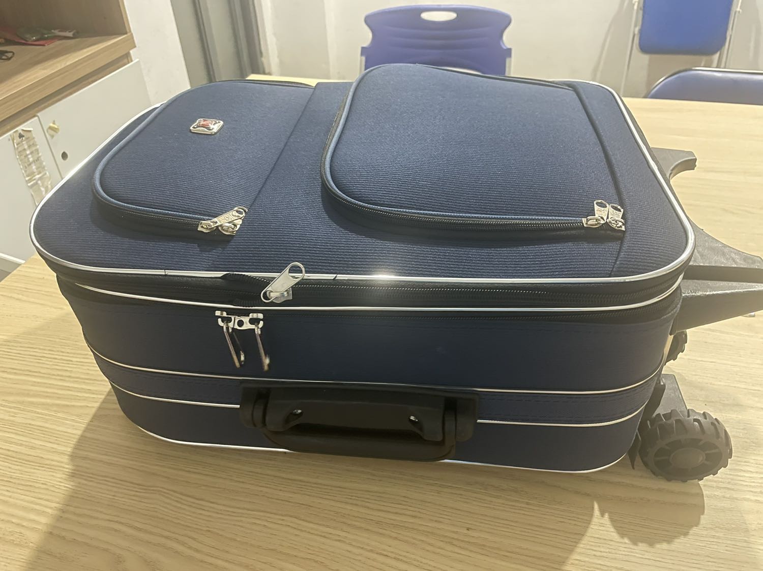 Sản phẩm như hình, bên trong có bụi cần phải xử lý trước khi xử dụng.