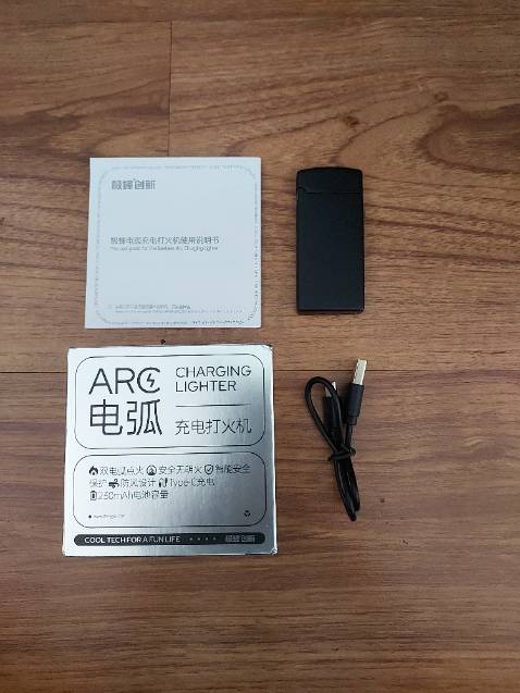 Bật lửa rất đẹp, tia điện mạnh và không sợ bị tắt khi có gió. Lúc nhấn nút thì âm thanh phát ra "chít chít" đã tai lắm.
Sản phẩm mình nhận được là hàng nội địa Trung, bản gốc của Beebest nên nó sẽ có dòng chữ Trung Quốc và hộp màu bạc giống như trên trang chủ của Beebest luôn nha. Còn hình ảnh của cửa hàng là dòng chữ tiếng Anh và hộp màu đỏ có thể là bản quốc tế ấy.