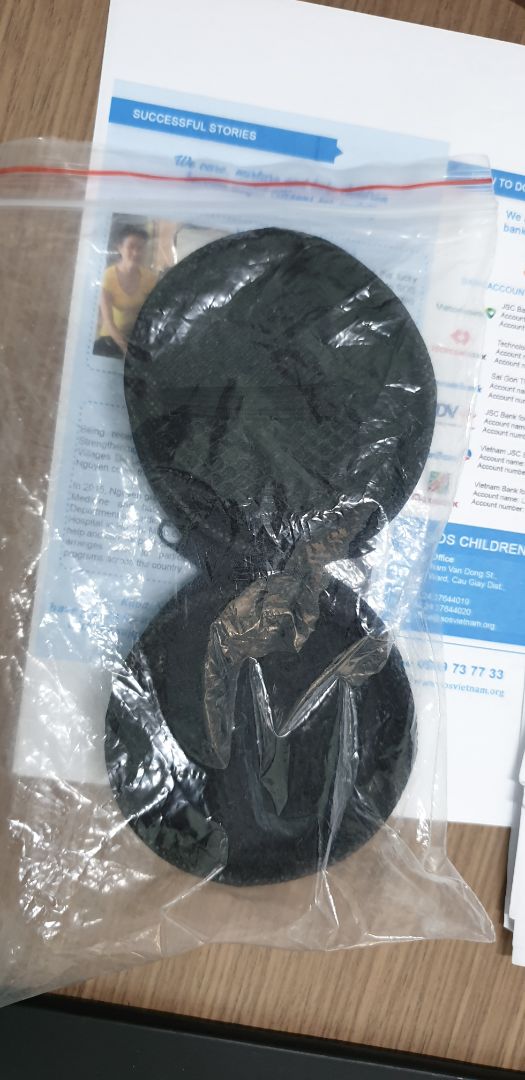 Cứ nghĩ rằng, của rẻ là của ôi. Nhưng trường hợp này thì lại không đúng. Mua đợt sale nên chỉ 16k thôi, nhưng hộp nhận được lại rất đẹp: cứng cáp, cầm chắc tay, đường chỉ kín kẻ, dây kéo êm. Rất thích sản phẩm này!