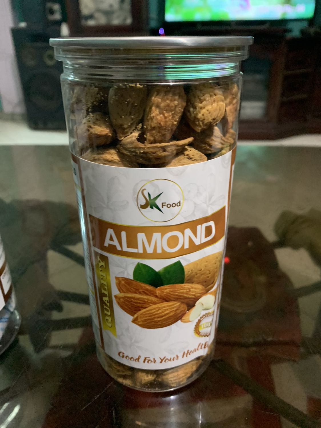 Hạt không nứt sẵn nên hơi khó khi ăn. Vỏ ngoài có vị bơ còn bên trong thì hơi lạt