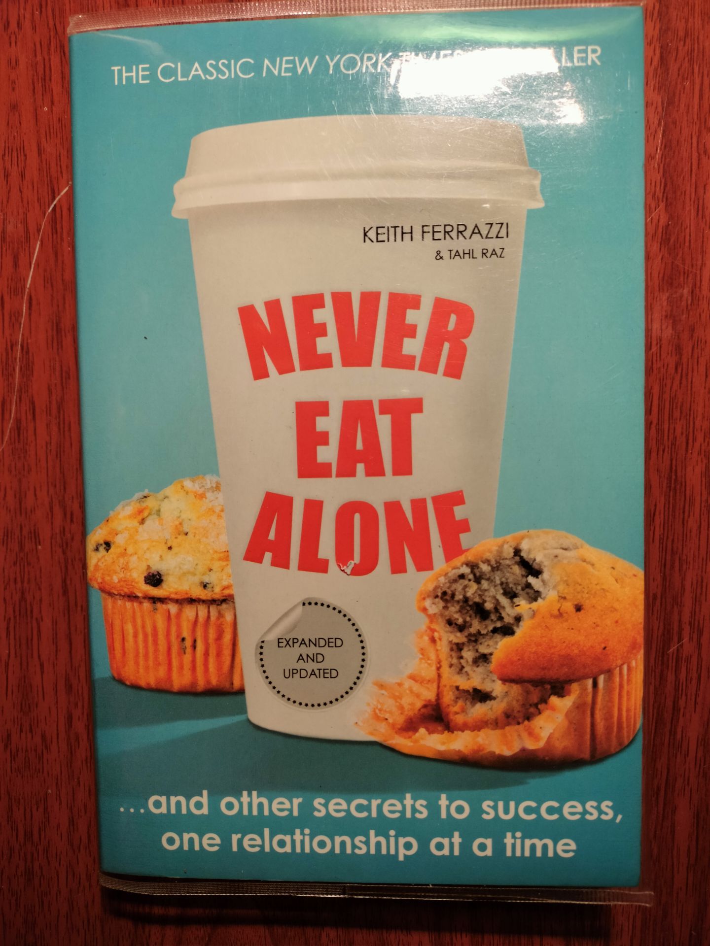 giao hàng nhanh, đúng dự kiến, có kèm bookcare, giấy vàng, mùi hơi kỳ🤔