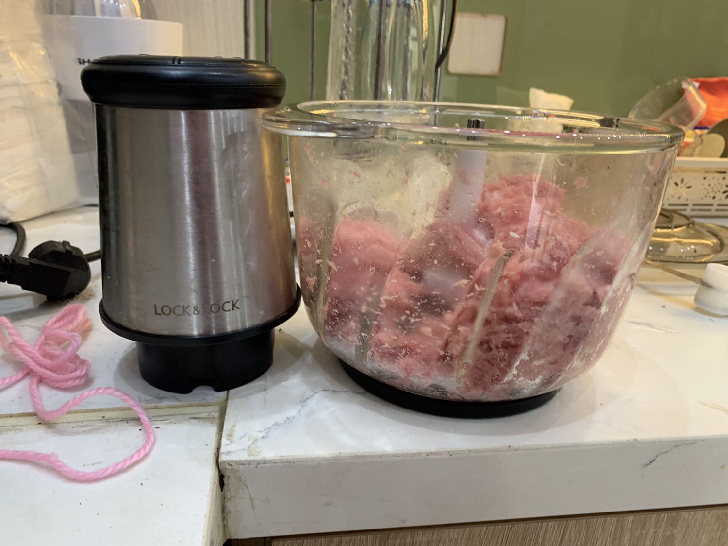 Máy lởm :
Ốc giữ dao cắt dễ tuột, xay 10s là tuột.
Dao cắt thịt phần trên cực kỳ dễ tuột nên gần như dao trên không thể sử dụng.
Mình đã mua và thấy tiếc khi sử dụng nó trong khi tầm tiền có nhiều lựa chọn tốt hơn. Máy xay này coi như bỏ :)