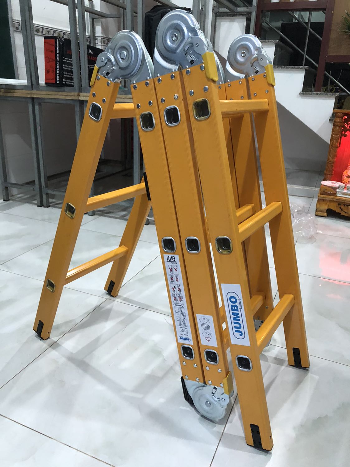 Thang khá nặng, khớp mở khá cứng. Nét sơn lem nhem nhìn như được sơn lại. Thông tin chịu tải trên web là 300kg, thực tế trên sản phẩm ghi chỉ 150kg!