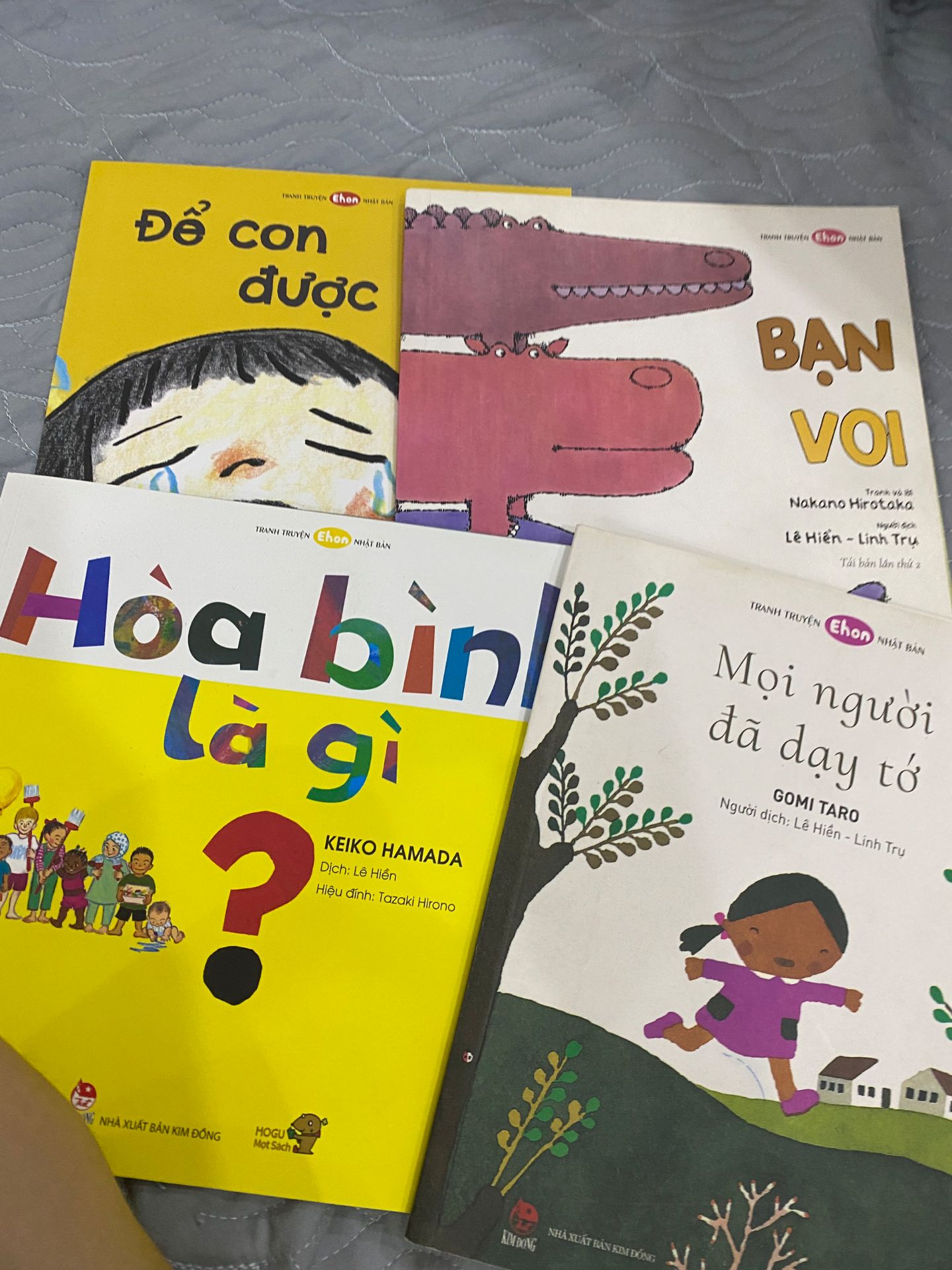 con mình 1 tuổi rất thích ehon. hàng ngày mẹ dành 15-30ph đọc sách cho con nên con rất chăm chú và thích sách