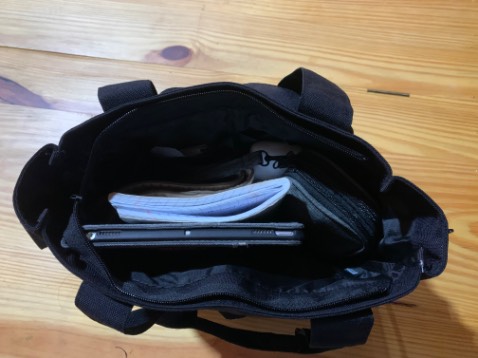 Túi chắc chắn, nhiều ngăn, đựng được nhiều đồ nhưng vẫn khá gọn gàng, kiểu dáng đơn giản dễ sử dụng. Giá lại phải chăng nữa! Ủng hộ shop!