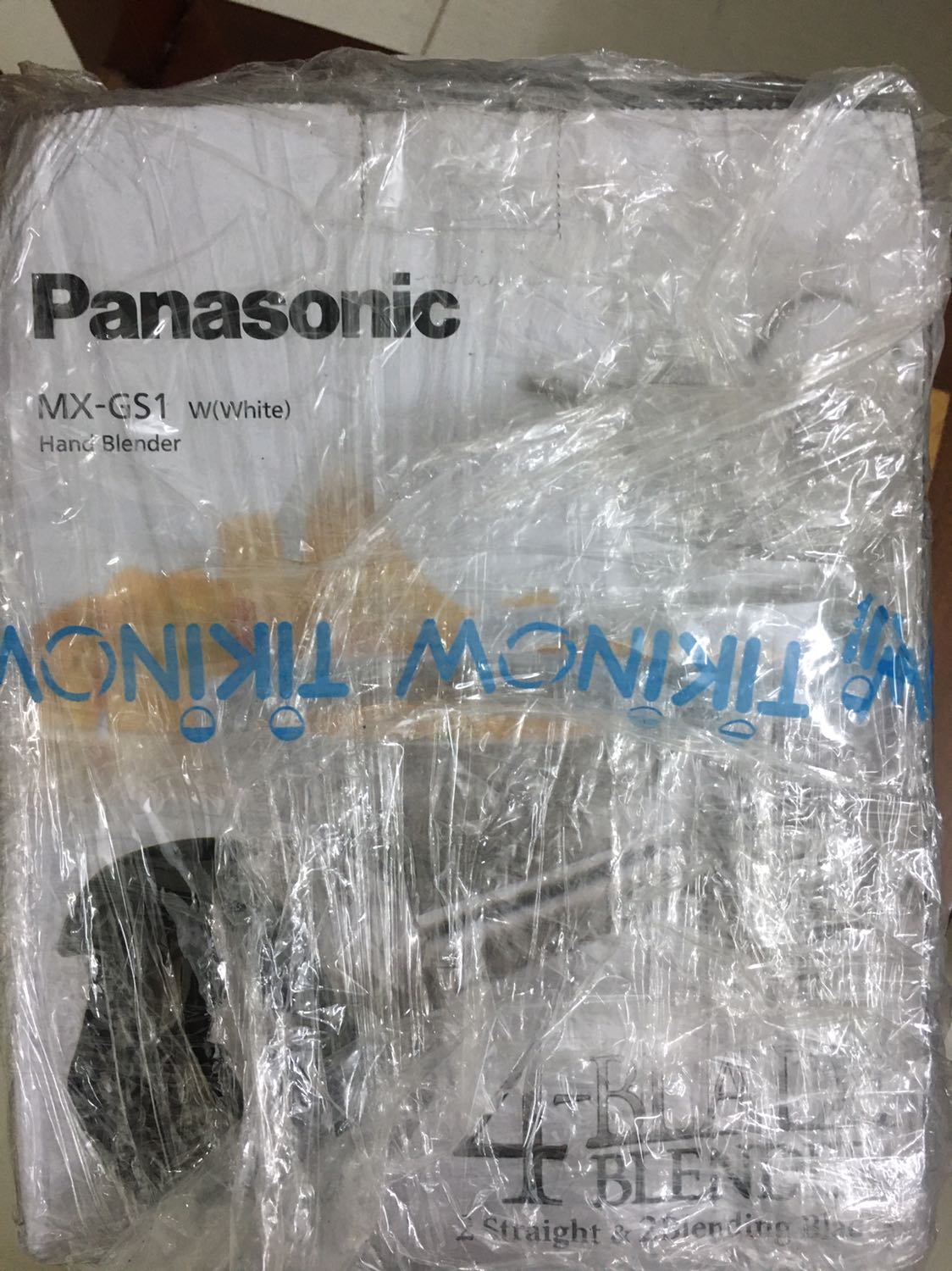 Hàng chính hãng. Đóng gói vỏ hộp hơi móp méo chút xíu. Máy xay êm. Mua dịp sinh nhật Tiki nên được ưu đã lớn còn 776k.