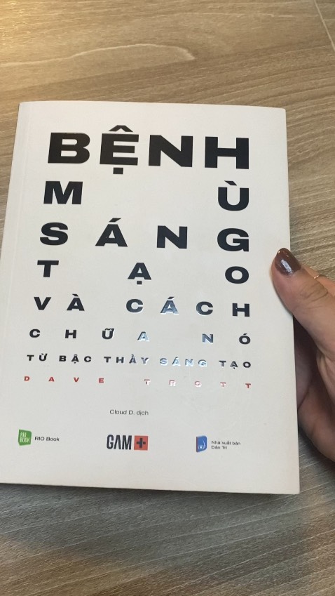 Từng đọc "Năng lực của sự *** ngốc", “Ngấu nghiến nghiền ngẫm"" thì nên tiếp tục mua cuốn sách này của Dave Trott.

Cuốn sách có nội dung rất mới lạ về sáng tạo. Thích nhất là phần nội dung cảnh sát sử dụng tư duy sáng tạo trong việc bắt những tên tội phạm ***y hiểm, hay một người dân bình thường biến những điều không thể thành có thể nhờ cách nghĩ khác đi so với bình thường. Ngoài ra còn có những câu chuyện từ các nhãn hiệu nổi tiếng, cách họ bức tốc để thay đổi tình hình và vượt qua đối thủ nữa, rất mới lạ.

Về hình thức thì vẫn luôn tin tưởng Riobook. Sách trình bày đẹp, bản dịch hay, chỉn chu, giữ được văn phong trước giờ của tác giả. Sách của Dave Trott giọng văn thú vị đó giờ rồi, 5 sao cho shop.