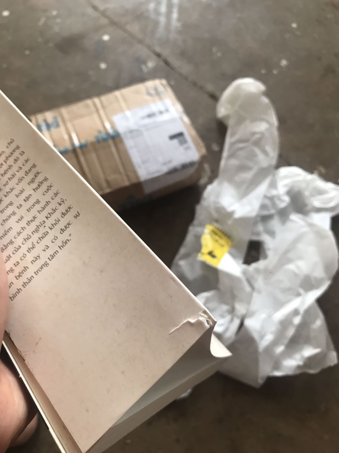 Nội dung chưa đọc nên k đánh giá. Sách đẹp. Nhưng gói hàng hơi tệ. K có kê bằng xốp để vừa vặn trong hộp. Xộc xệch. Hộp khi nhận thì móp méo. Sách bên trong thì gãy góc. Có quyển còn rách 1 chút nữa. K biết tại sao lại nhét kèm mấy tờ giấy màu trắng rách tươm vào hộp, k có tác dụng gì vì quá ít k chêm đc góc sách