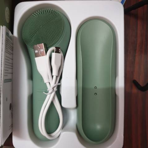 Đã dùng được 3 lần, trong 2 tuần, chưa giảm lông rõ rệt. Đợi dùng xong 2 3 tháng sẽ quay lại review tiếp. 

Máy có 500500 xung sáng , tính ra mỗi tuần 1 lần thì cũng được mấy chục năm 😅
Tia sáng mạnh mẽ, bắn rất nóng nếu chọn mức 4 trở lên, bạn phải can đảm lên nhé 😂

Lần mua khuyến mãi vừa giảm giá vừa tặng máy rửa mặt. Mình quyết định mua hãng này thay vì cây màu hồng quốc dân Halio vì thấy hãng có nhìu cửa hàng bán ghế massage nên chắc thương hiệu ổn. Cộng khuyến mãi lớn