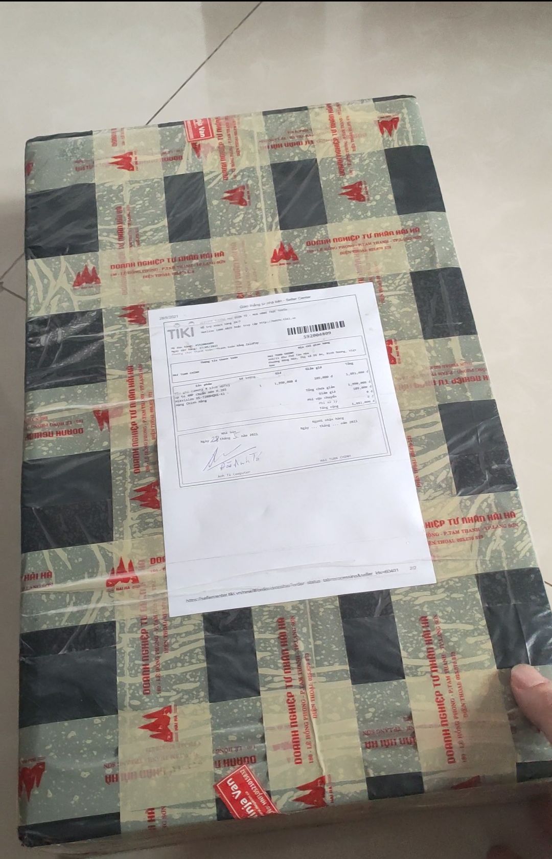 Box hơi cũ 1 chút 97% , đóng gói cũng đc, không dc ốp chống sốc, đồ điện tử nên đóng gói sản phẩm kĩ 1 chút nha shop, đầu dvr tình trạng ok, nhưng cổng usb thì bị toắt ra như như hình, cố nắn lại dùng cũng dc, đổi trả lại mắc công vì đang trong mùa dịch COVID.