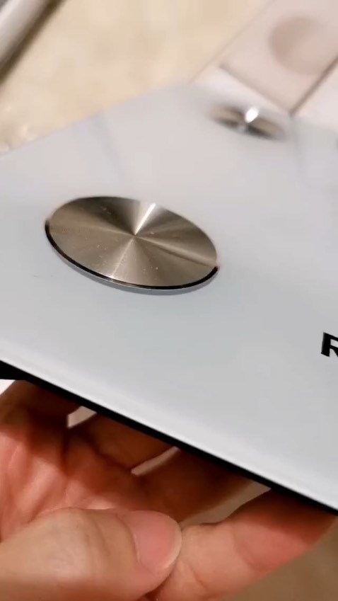 Ok xài được mấy ngày rồi, cân có kính cường lực mà nhẹ lắm, tải xuống ứng dụng quốc tế OKOK để xài, đo được nhiều thông số lắm, có tiếng Việt luôn quá good, Tiki dạo này giao hàng nhanh quá, mới đặt chiều hôm qua là hôm sau nhận được rồi