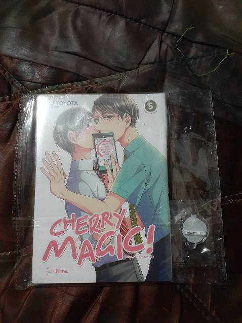 Mình cứ tưởng là chỉ có truyện thôi, không ngờ sản phẩm còn có 1 huy hiệu của Adachi rất cute nữa, hơi bất ngờ nha. Vì mình mua chung với tập 6 nên đánh giá vận chuyển giống tập 6.