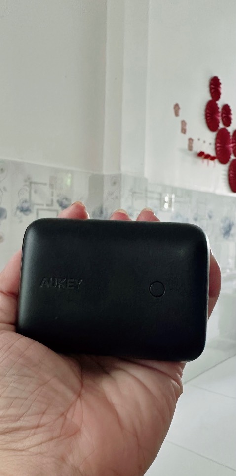 Sạc pin nhanh, thiết kế nhỏ gọn . Mình đặt trắng mà giao đen nhưng thấy vẫn đẹp và sang