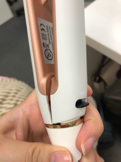 Mẫu mã đẹp, giao hàng nhanh, 
Ưu điểm: máy nóng nhanh, kẹp mượt không bị dít tóc
Nhược điểm: phần nhựa không cách nhiệt nên khá nóng
Hình thức mẫu mã như quảng  áo có điều sp khi nhận đến tay phần mang hình hiển thị bị xước, có 3-4 vết bẩn do máy trắng nên nhìn dễ và cảm thấy máy hơi cũ.