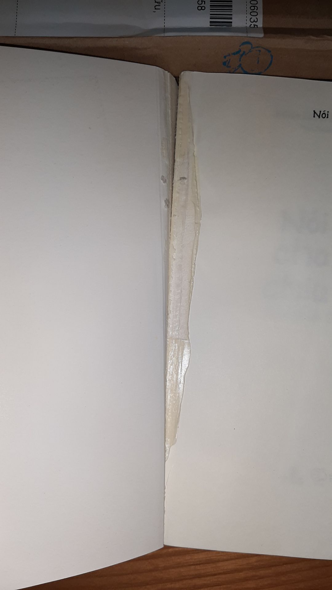 mình đã nhận đc sách, nội dung thì rất hay nhưng sách bị bong lớp keo dính ở gáy, mình rất ko hài lòng. xin cho hỏi mình gửi đổi lại có đc ko và bằng cách nào ạ?